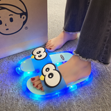 👀LED Cartoon Slippers – Vibrant Light-Up Sole & Cute Penguin Design – Flexible PVC & Easy Slip-On 🏠